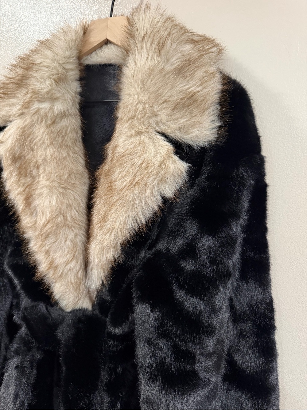 NWOT Black Faux Fur Long Coat with Beige Trim Size Medium/Large - Picture 4 of 13